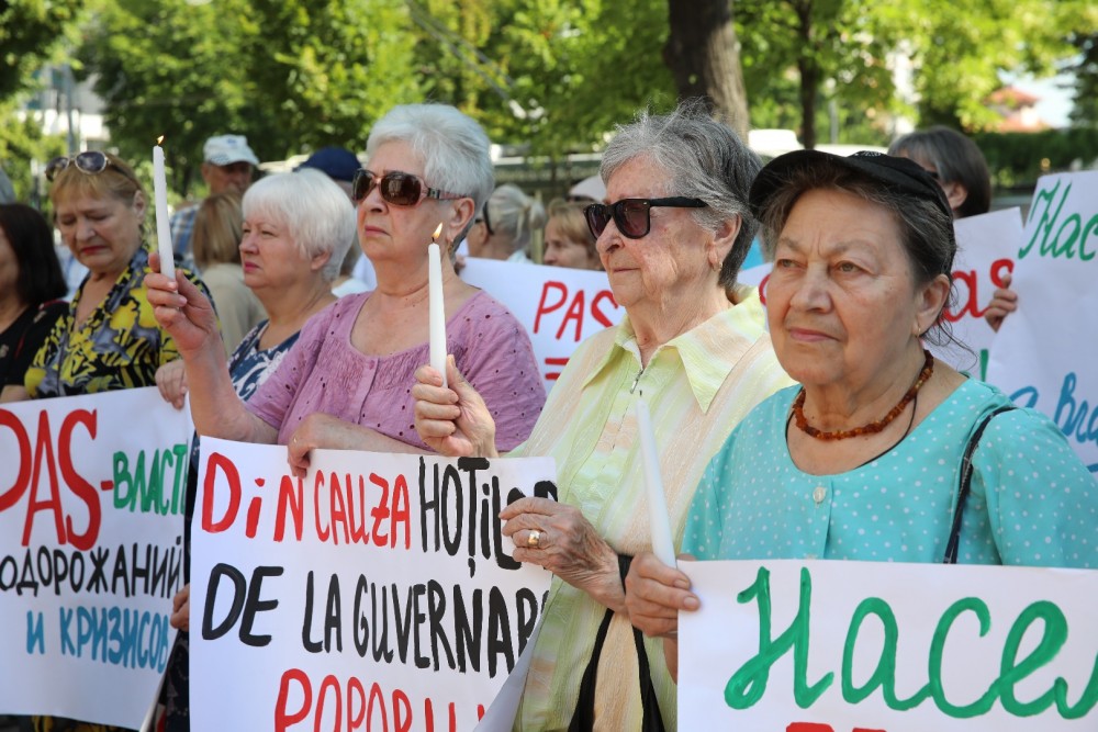 Partidul „ȘOR” și PCRM au protestat în fața Parlamentului față de scumpirea energiei electrice: Cu PAS la guvernare revenim la lumânare